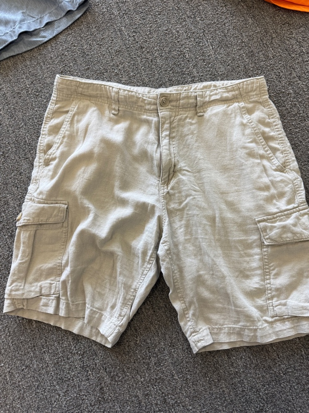 Old Navy Men's Cargo Shorts in Light Khaki